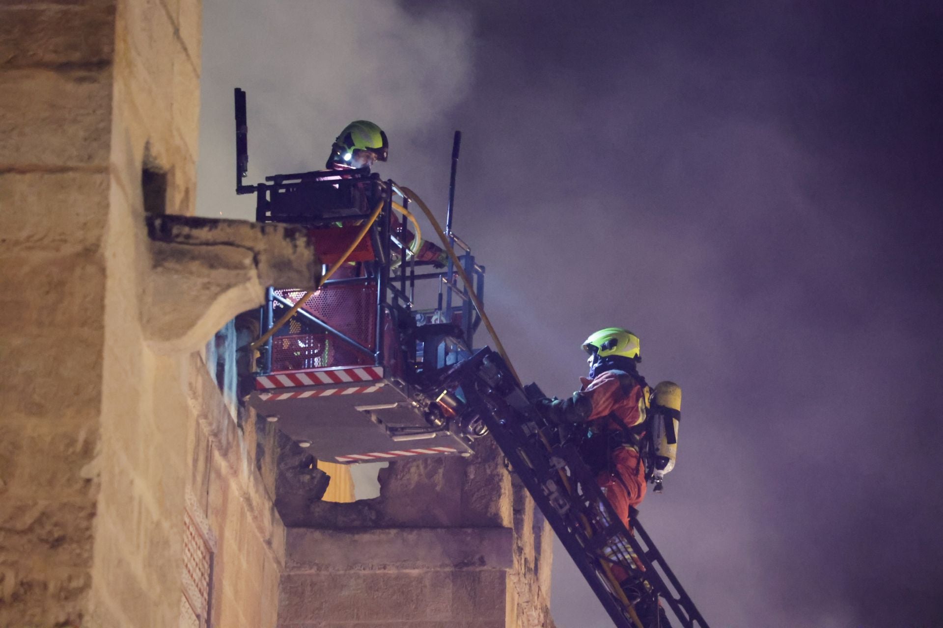 Las imágenes del inquietante incendio en la Mezquita de Córdoba