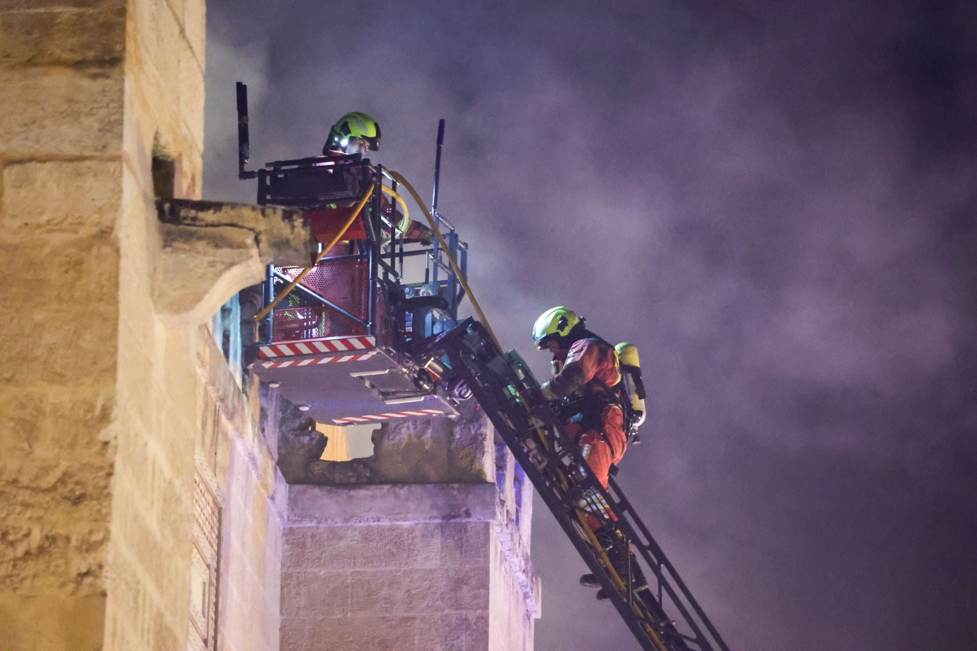 Las imágenes del inquietante incendio en la Mezquita de Córdoba
