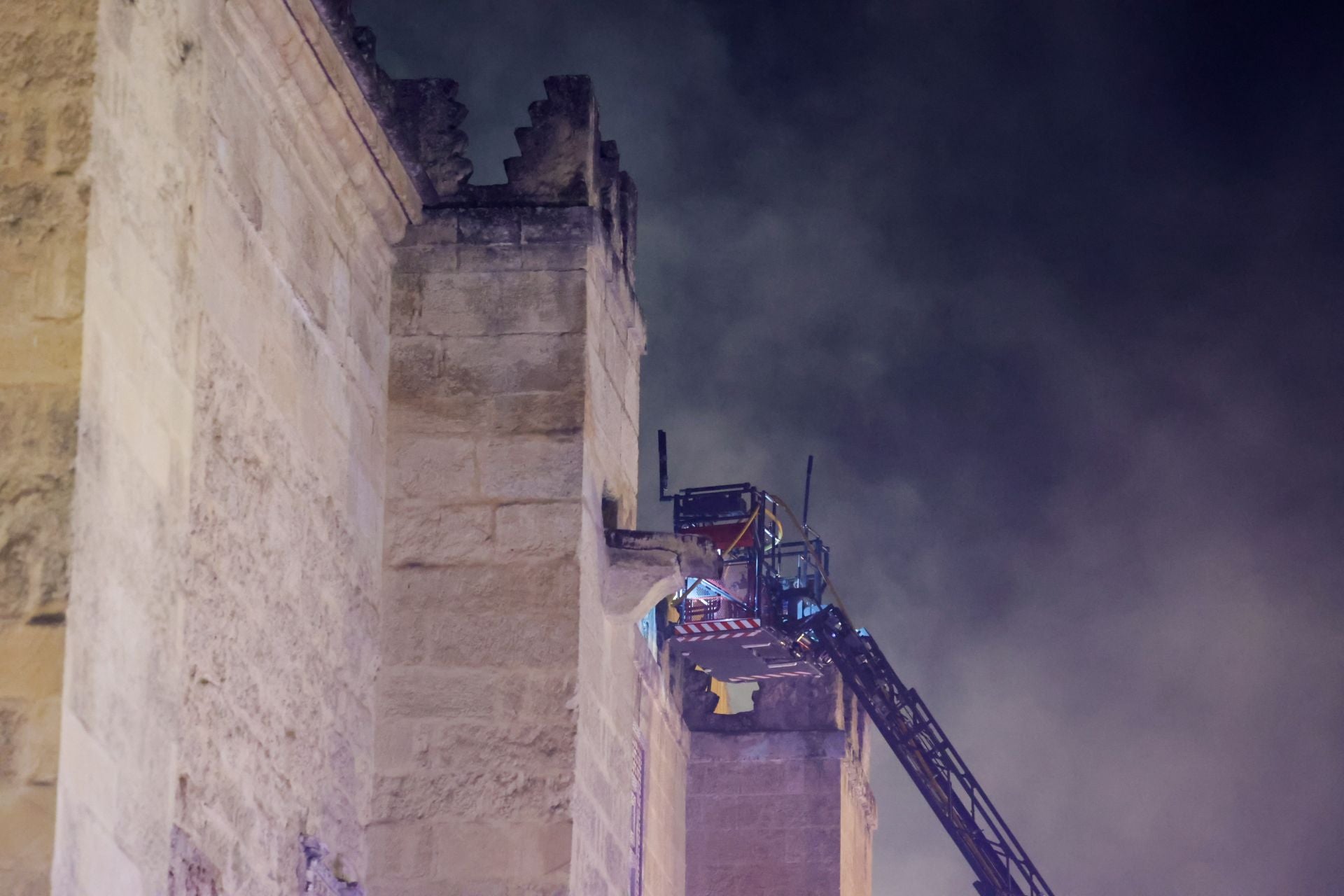 Las imágenes del inquietante incendio en la Mezquita de Córdoba