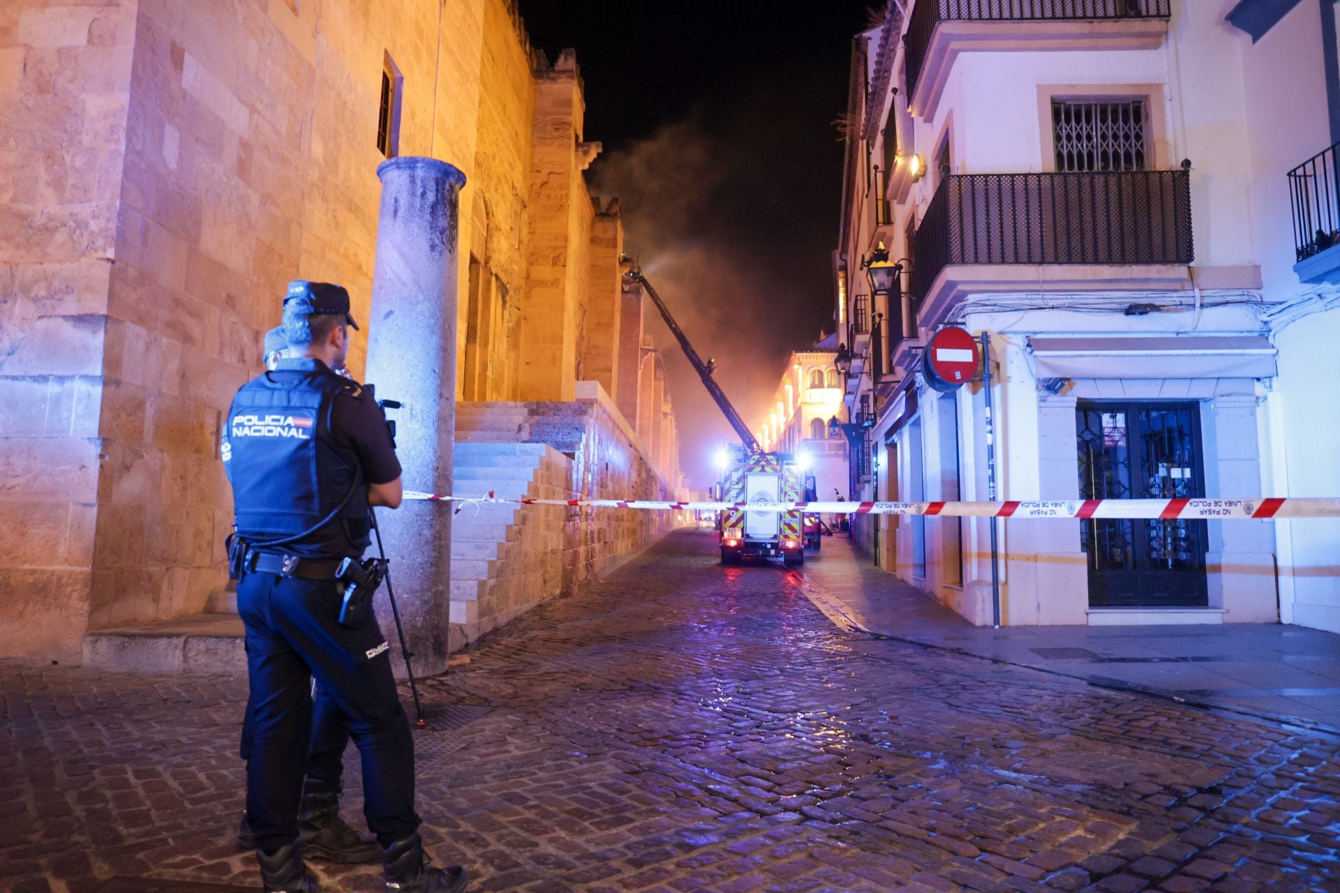 Las imágenes del inquietante incendio en la Mezquita de Córdoba