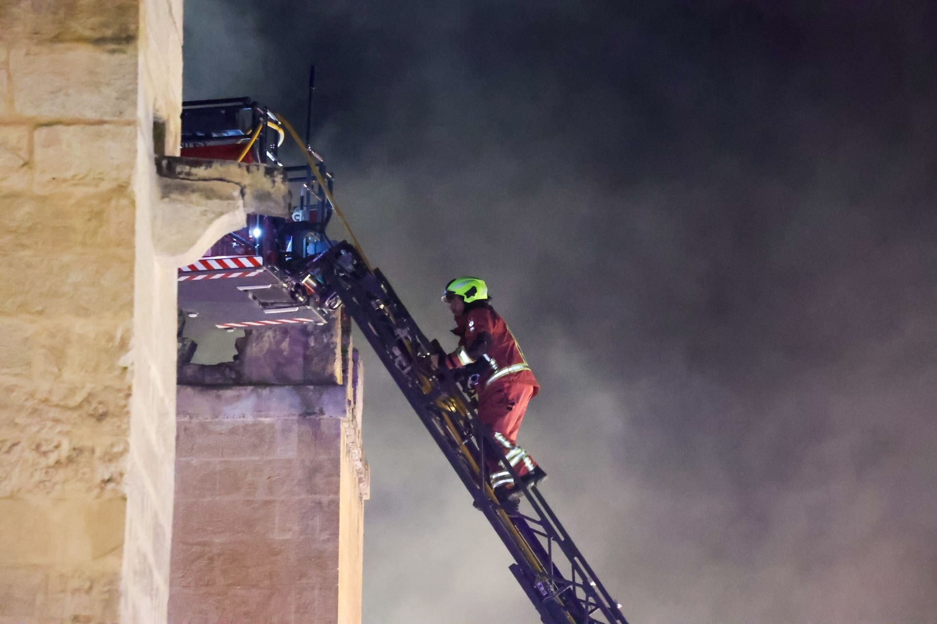 Las imágenes del inquietante incendio en la Mezquita de Córdoba