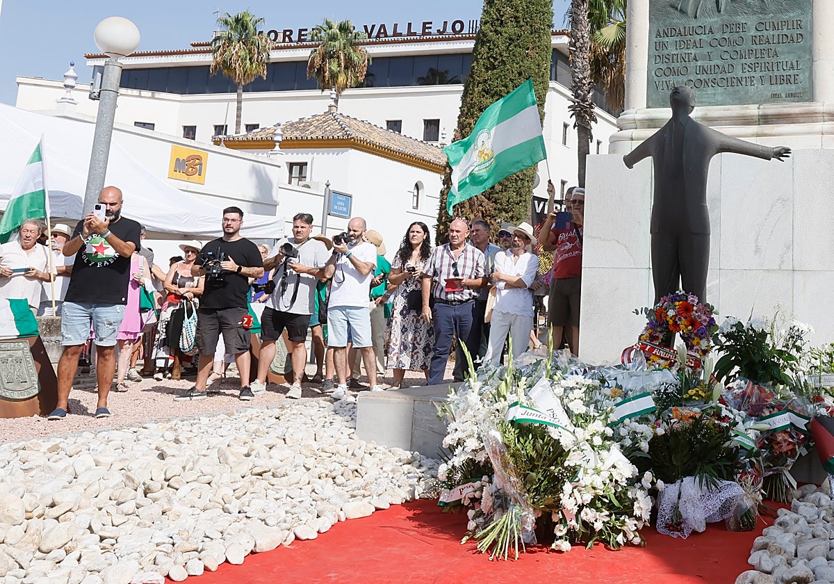 Acto de tributo al notario en la Gota de Leche