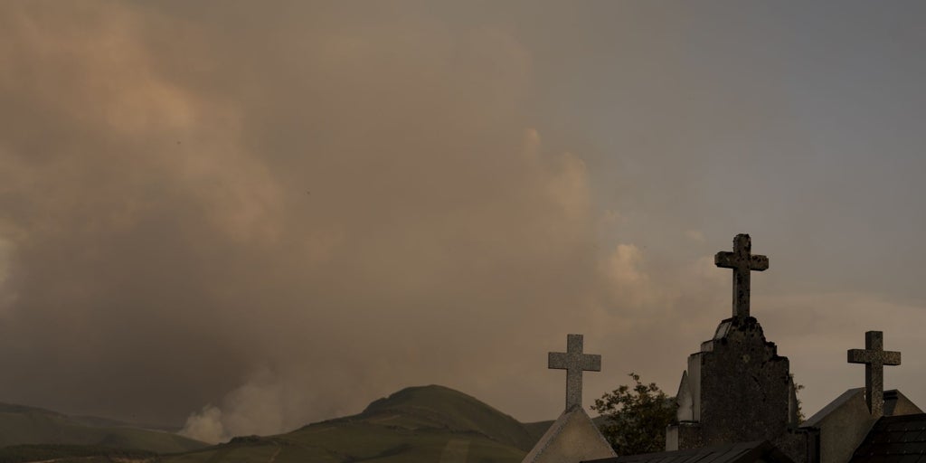El incendio de Chandrexa arrasa 800 hectáreas de monte y sigue sin control