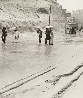 Imagen secundaria 2 - Arriba, un vehiculo intenta atravesar un vado cubierto de agua. Abajo (izq.), el conductor se ve obligado a bajar y empujar el coche. Dcha., varios peatones intentando circular entre el barrizal