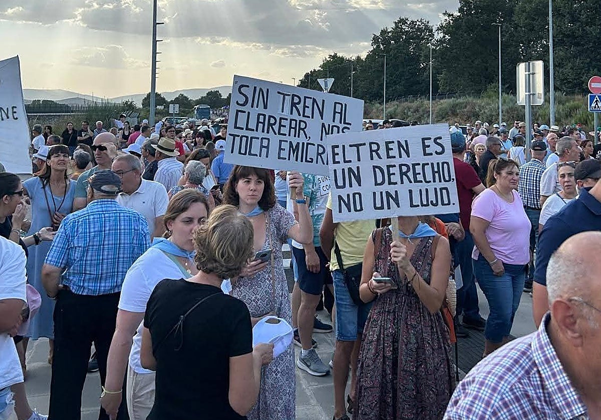 Unas 3.000 personas vuelven a manifestarse en Sanabria por la recuperación de los trenes matinales