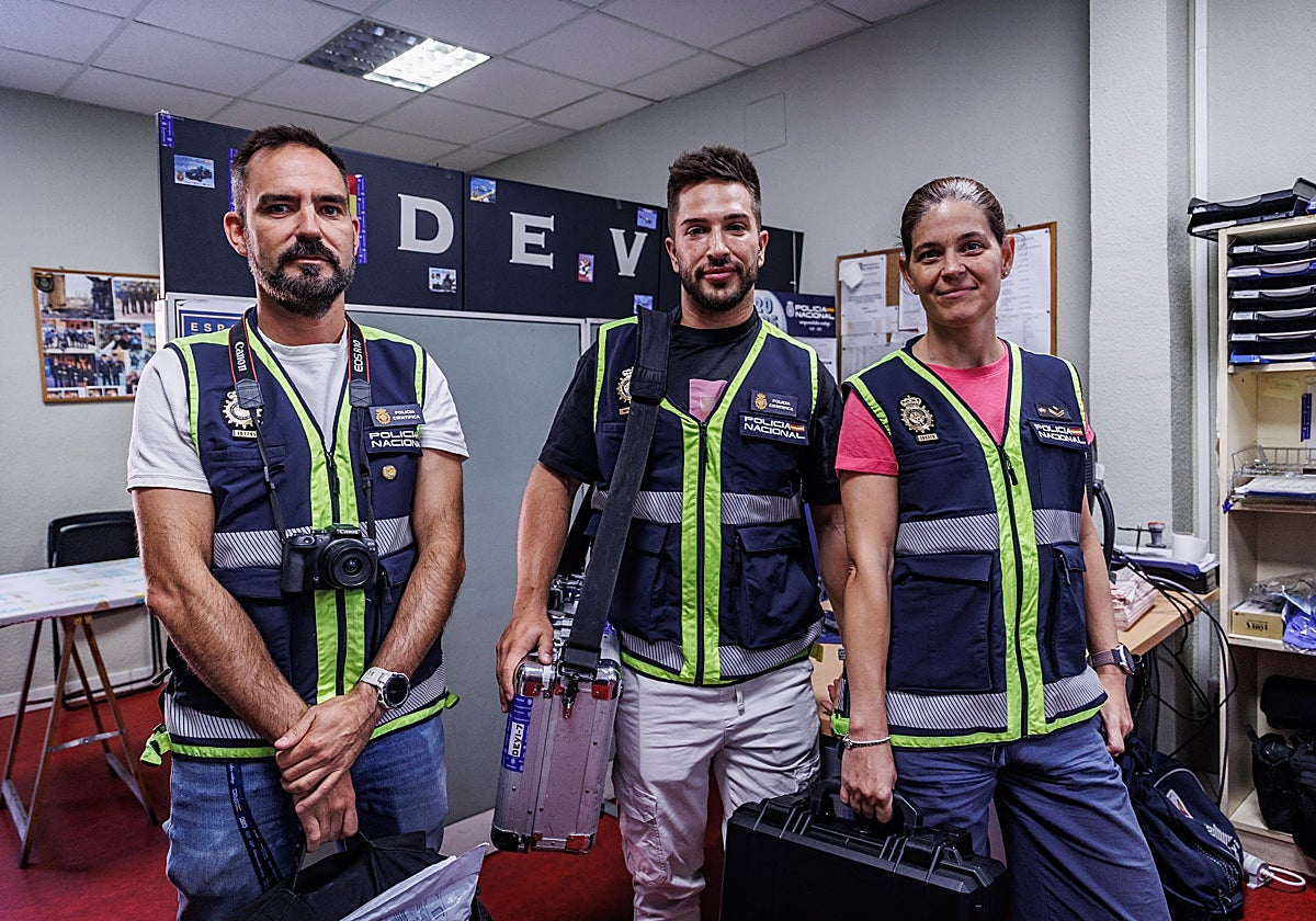 Sergio, Diego y Silvia, del grupo de Delitos Violentos (DEVI) de la Brigada de Policía Científica de Madrid