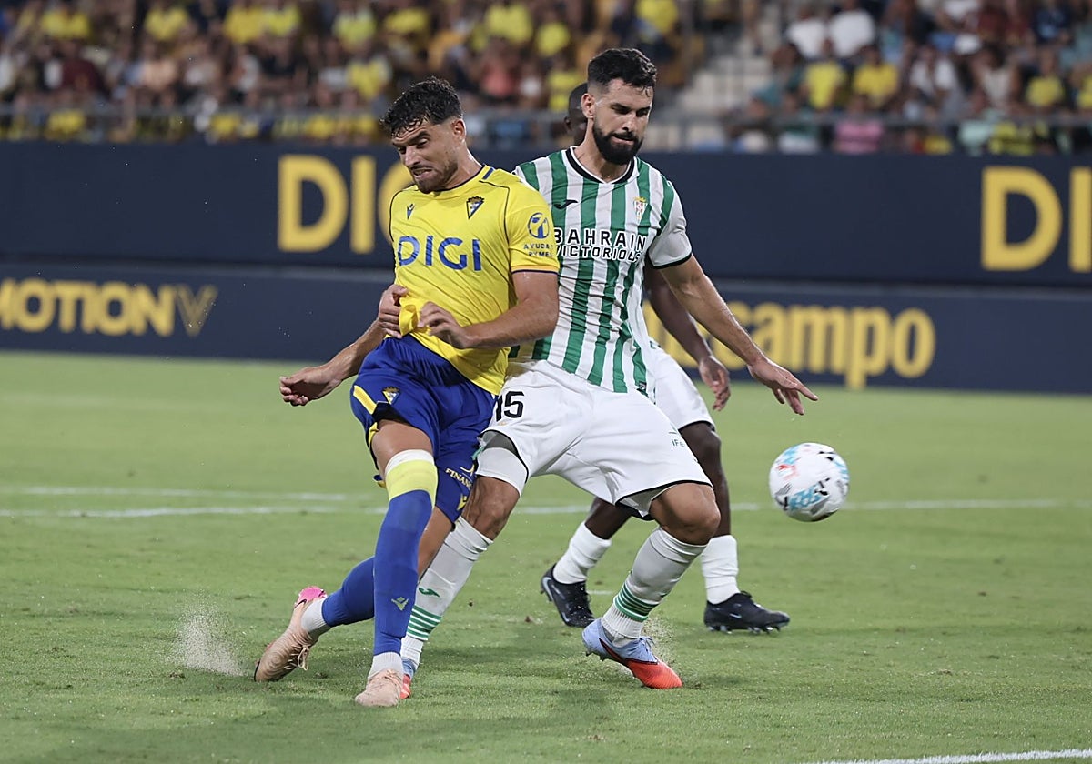 Sintes trata de firenar a un rival en el partido ante el Cádiz