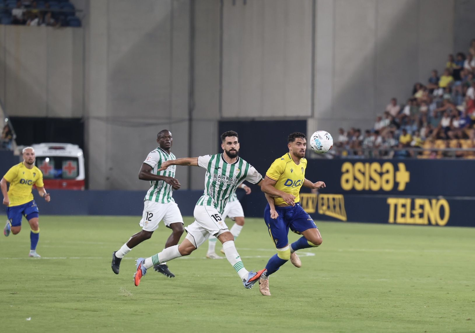 La derrota del Córdoba en el Ramón de Carranza, en imágenes