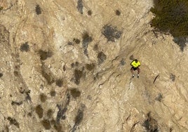 El complejo rescate de una adolescente inconsciente en la montaña con un helicóptero casi a oscuras