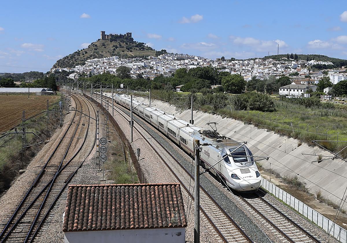Un tren a su paso por Almodóvar de Río