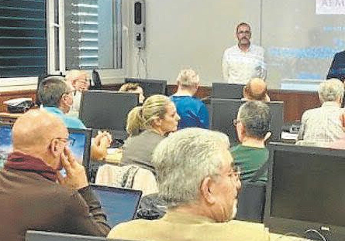 Sesión sobre informática en un centro