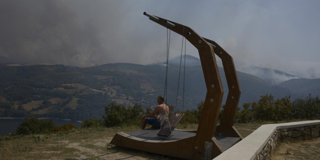 El peor incendio del año en Galicia devora ya 3.000 hectáreas en Chandrexa de Queixa, más que todos los de 2024 juntos