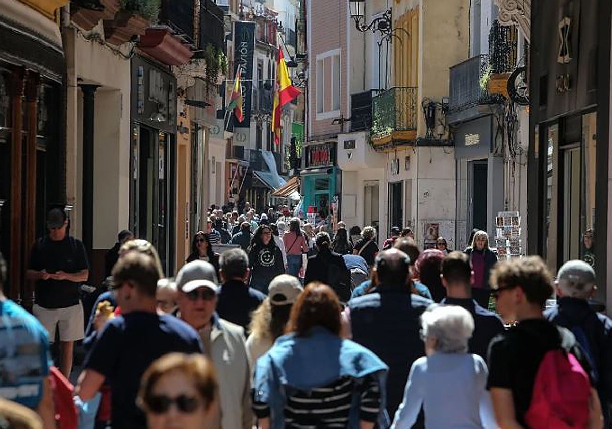 La sevillana calle Sierpes, repleta de gente a media mañana