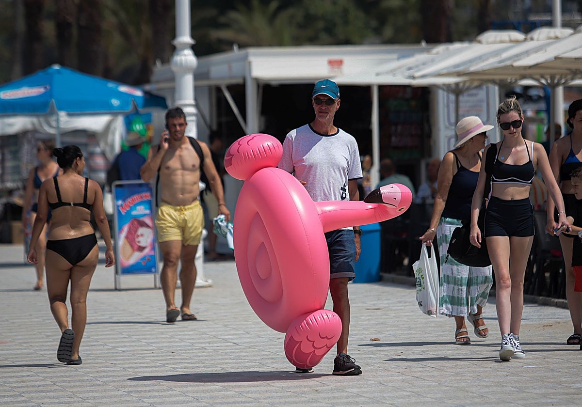 Bañistas de camino a una playa viguesa la pasada semana