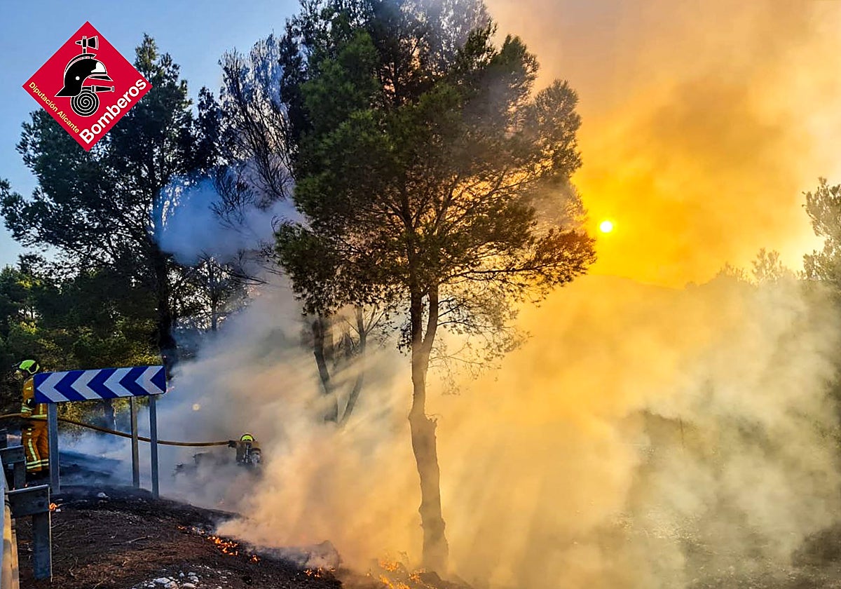 Fuego provocado por el choque entre dos coches en el acceso a la AP-7 en Altea (Alicante)
