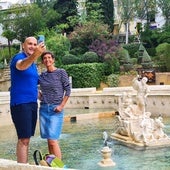 Turistas se fotografían en la emblemática Fuente del Rey