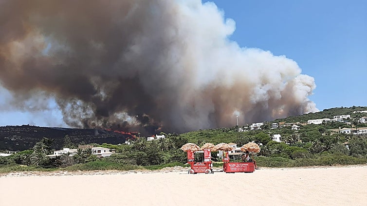 Un nuevo incendio forestal pone en jaque a Tarifa