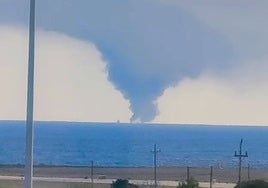 Siete evacuados tras el incendio de un yate de lujo frente a Ibiza