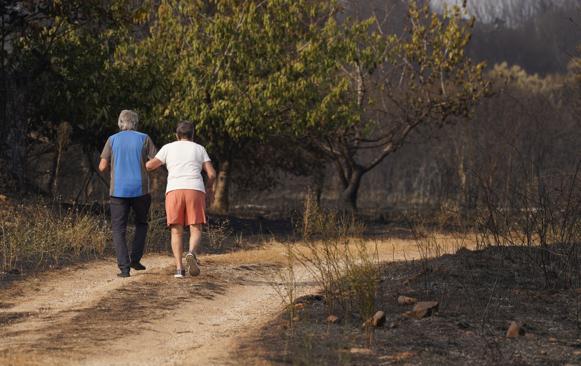 El fuego tiñe de negro Las Médulas: las impactantes imágenes de la tragedia
