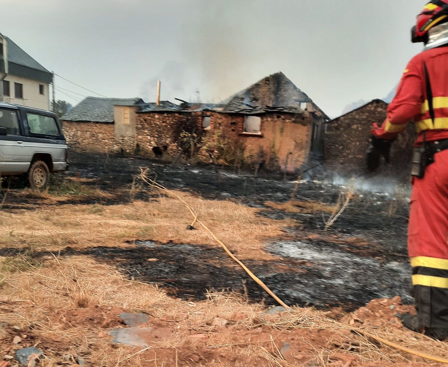 El fuego tiñe de negro Las Médulas: las impactantes imágenes de la tragedia