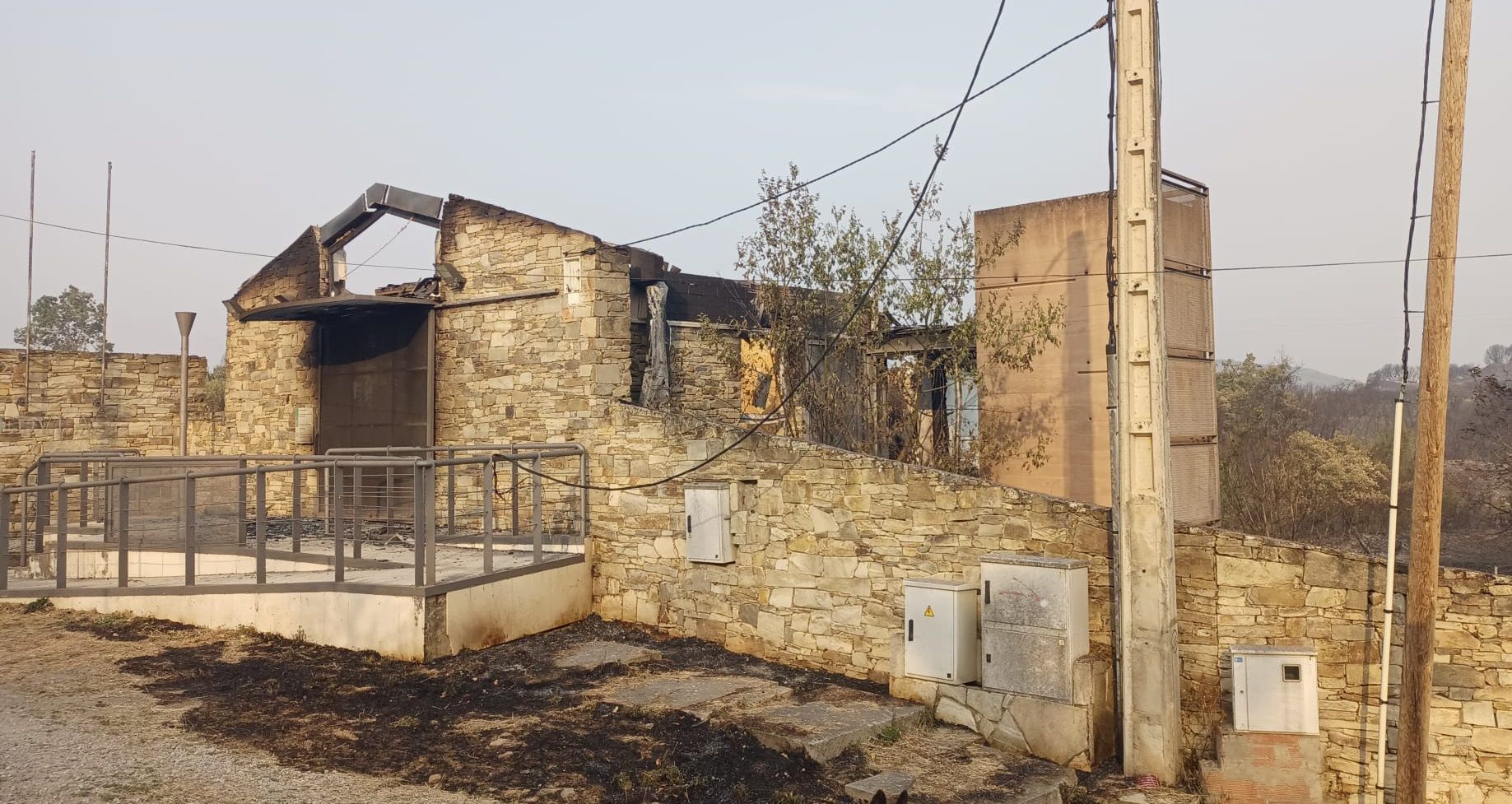 El fuego tiñe de negro Las Médulas: las impactantes imágenes de la tragedia