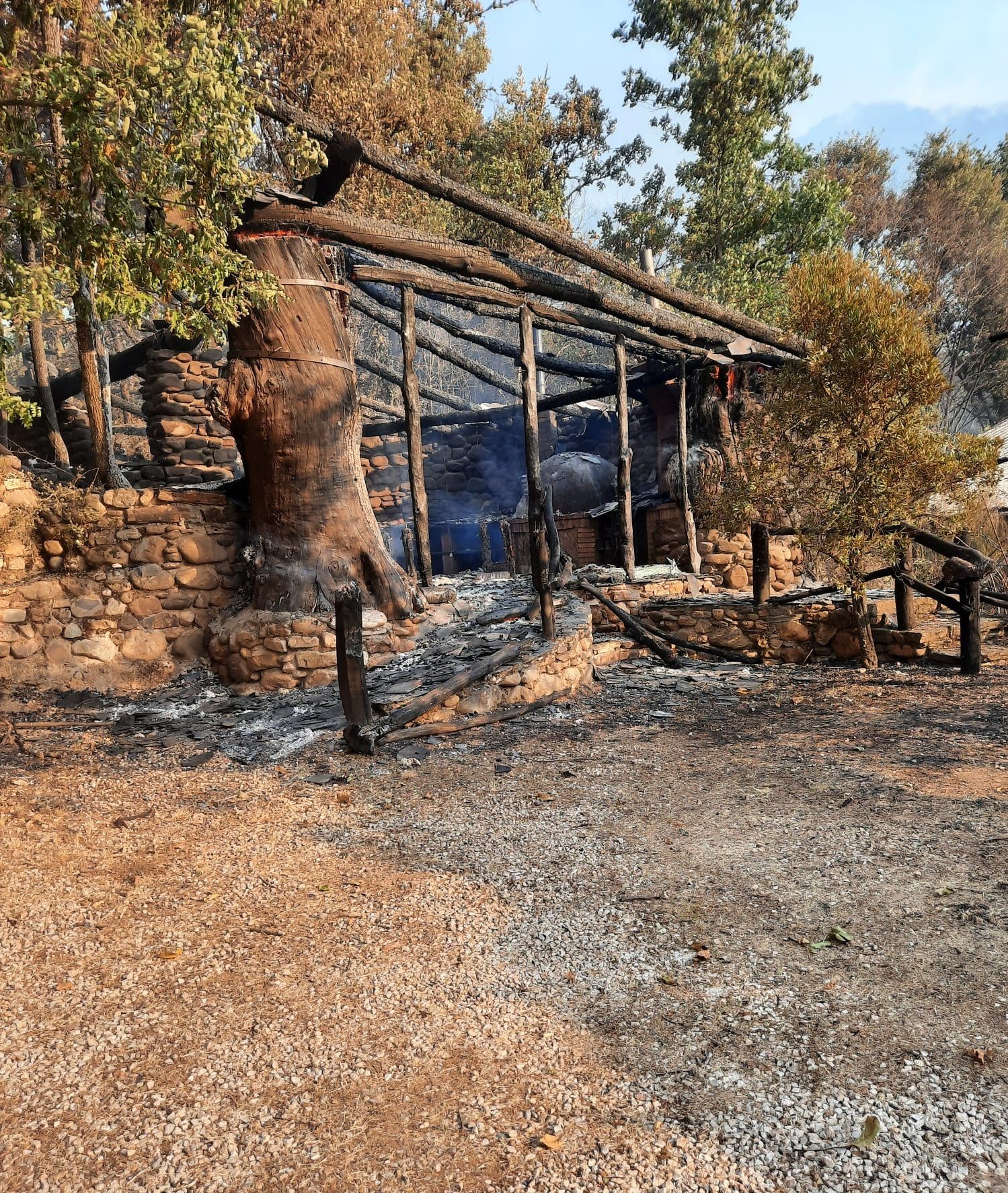 El fuego tiñe de negro Las Médulas: las impactantes imágenes de la tragedia