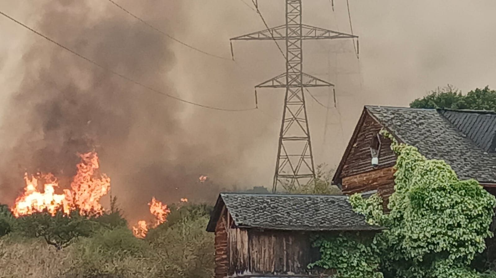 El fuego tiñe de negro Las Médulas: las impactantes imágenes de la tragedia