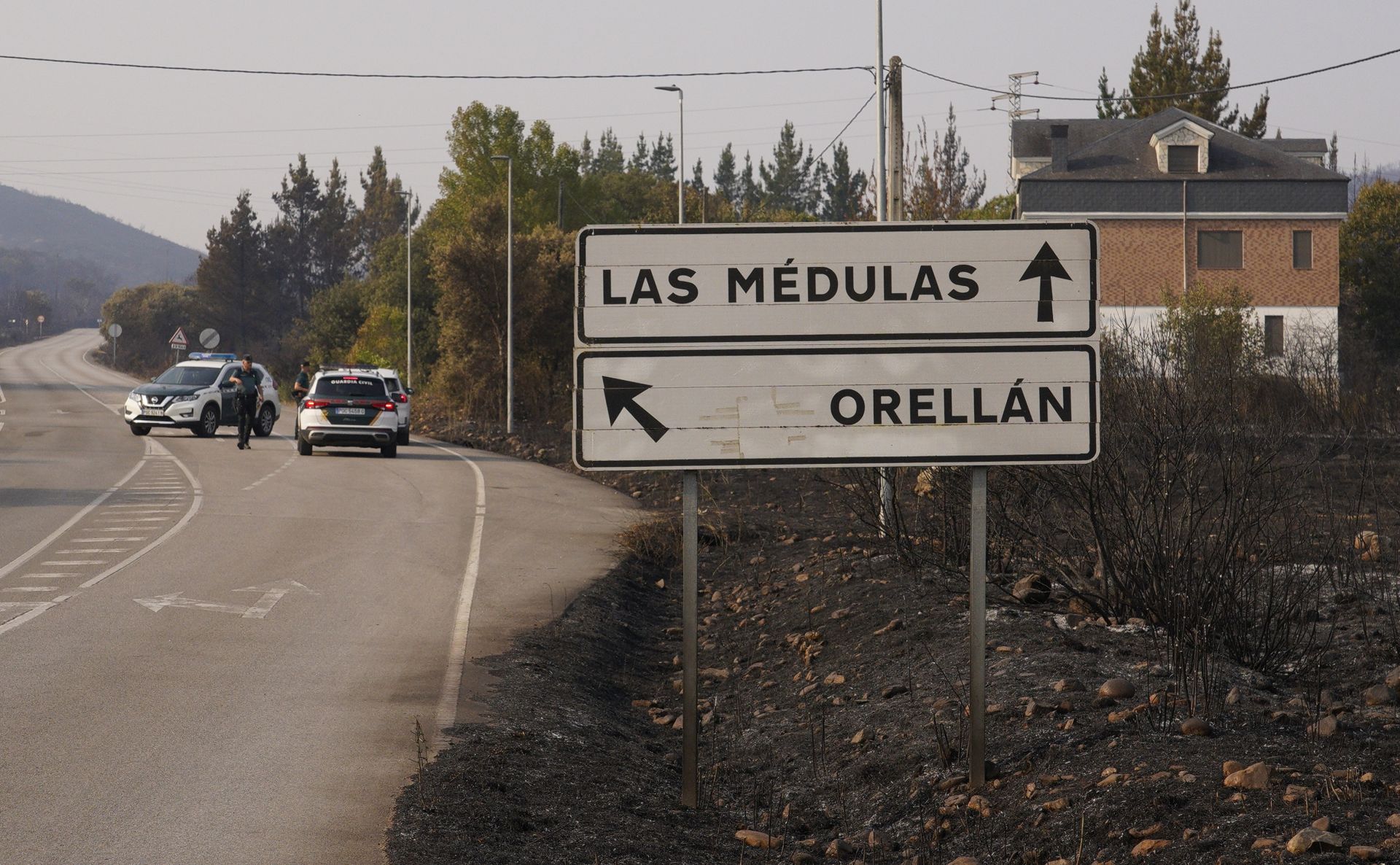 El fuego tiñe de negro Las Médulas: las impactantes imágenes de la tragedia