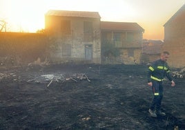 El incendio de Molezuelas de la Carballeda se complica, salta a León y obliga al desalojo de varios pueblos