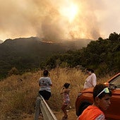 Vecinos observan el fuego que afecta a Paradiña, en la provincia de León