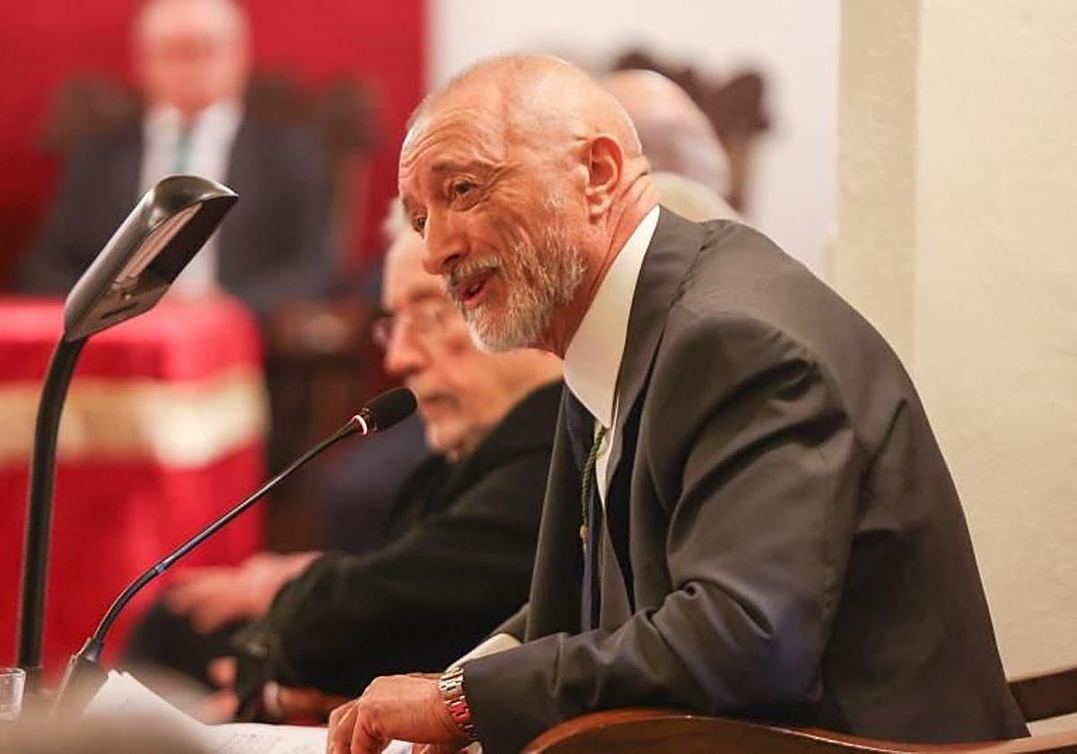Arturo Pérez-Reverte durante una conferencia