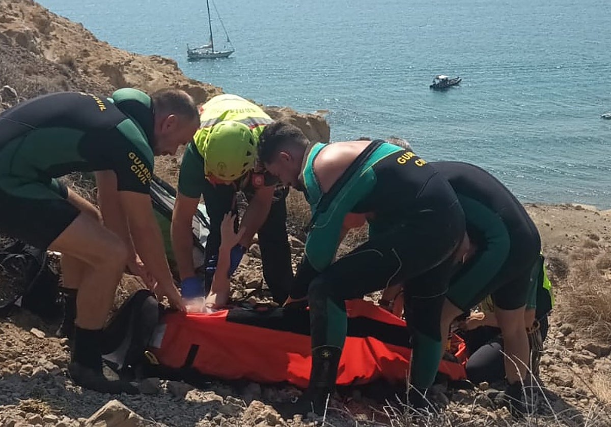Agentes de Guardia Civil han rescatado a uno de los inmigrantes heridos en Cala Carbón