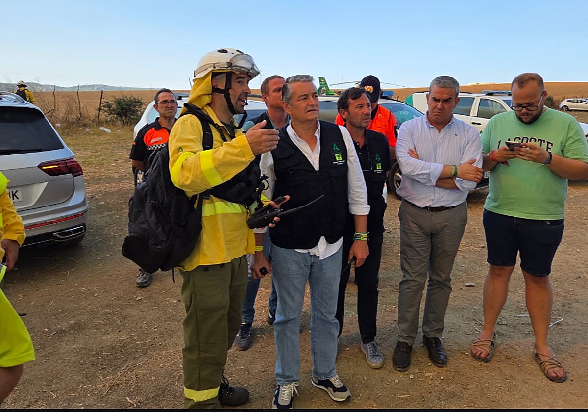 El consejero Antonio Sanz, en el centro, cerca del incendio