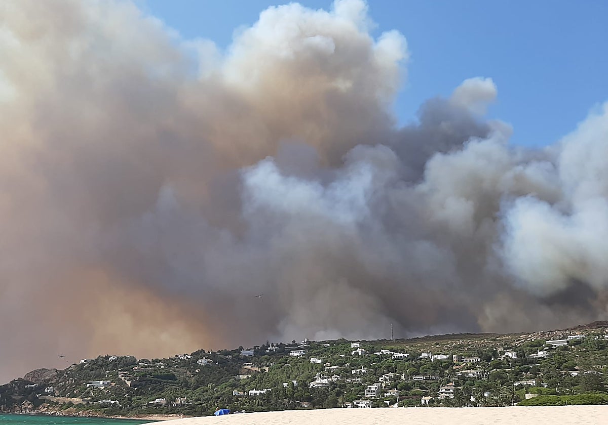 La columna de humo sobre zonas pobladas
