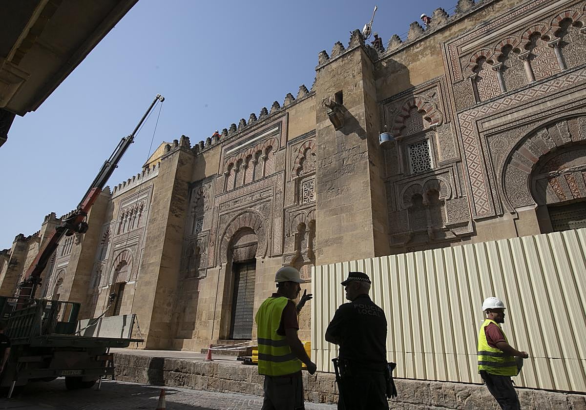 Trabajos en el exterior de la Mezquita-Catedral de Córdoba tras el incendio del viernes