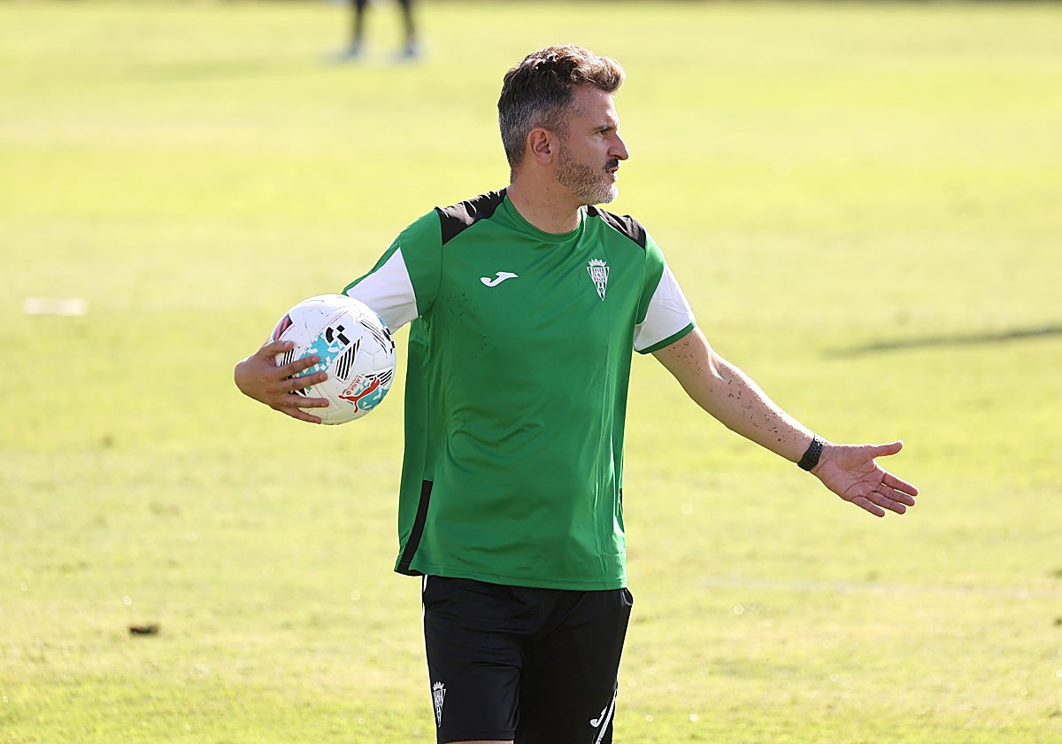 Iván Ania en un entrenamiento con el Córdoba CF