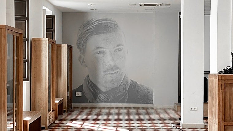 Interior de la casa-museo en el que se puede ver un mural de Gerald Brenan