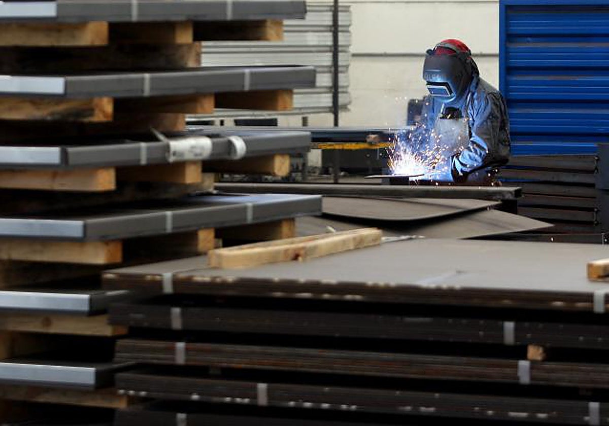 Trabajadores en una empresa industrial de la provincia