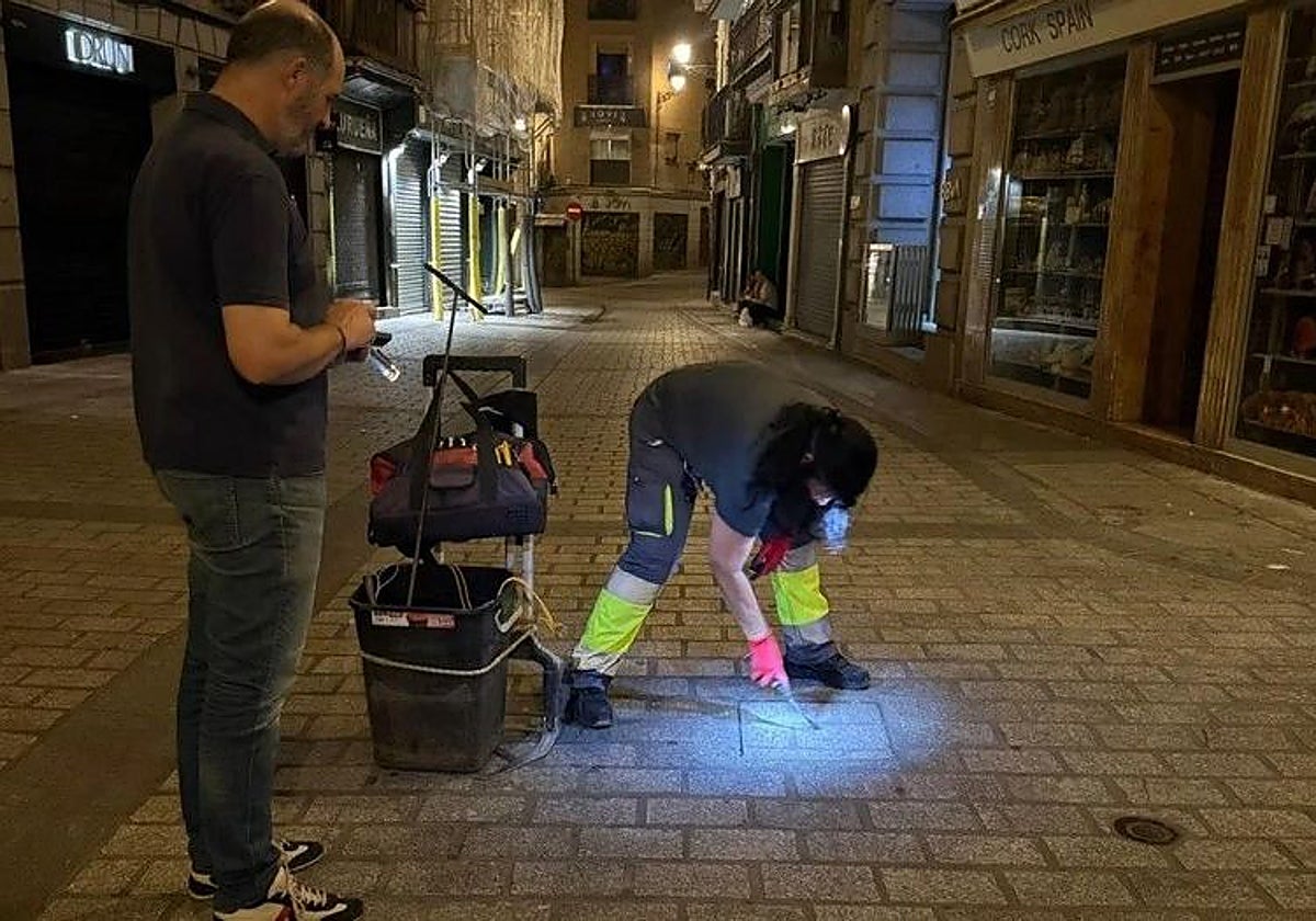 El concejal José Manuel Velasco supervisa los trabajos de desratización en la calle Comercio