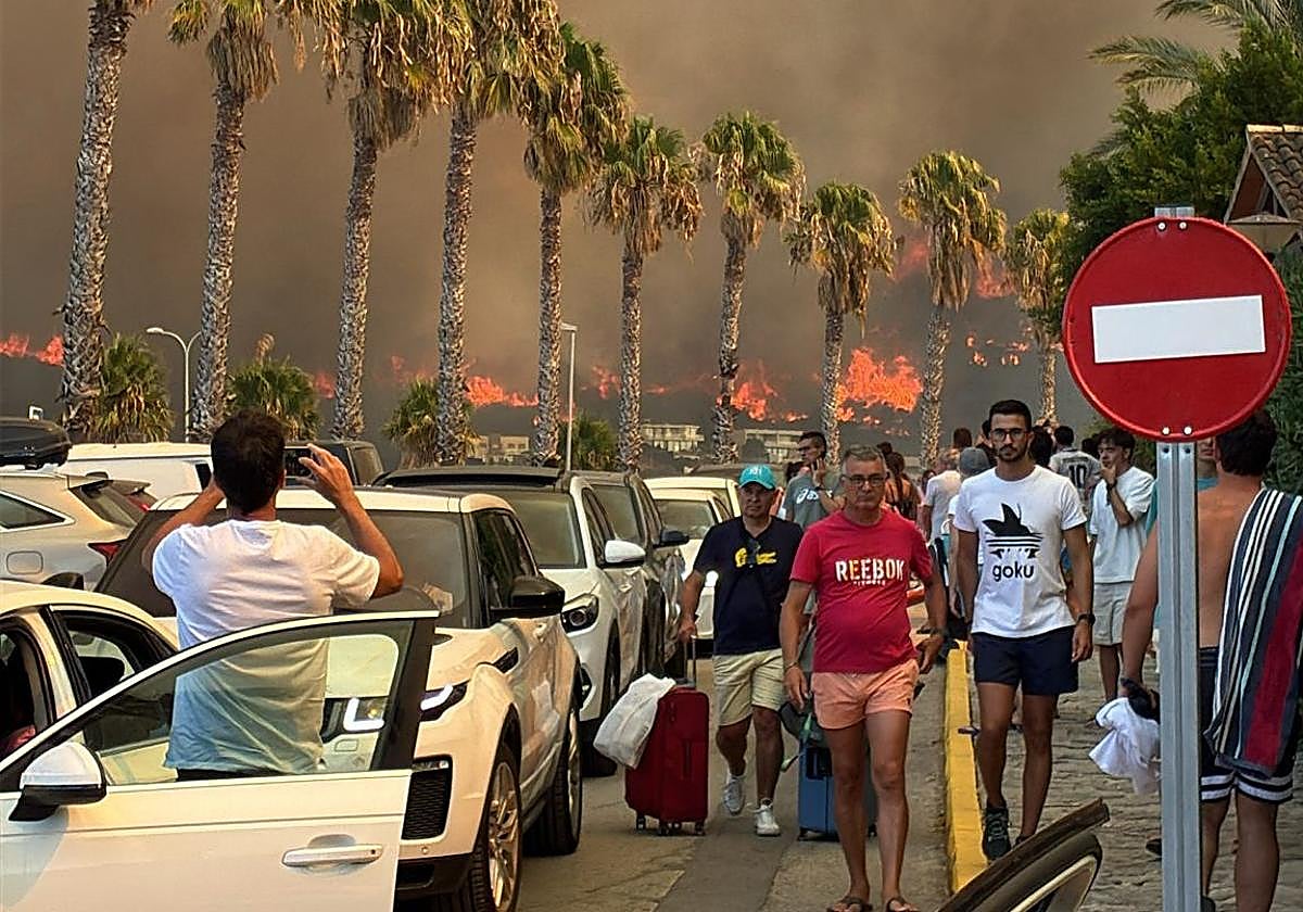 Personas desalojadas por el incendio