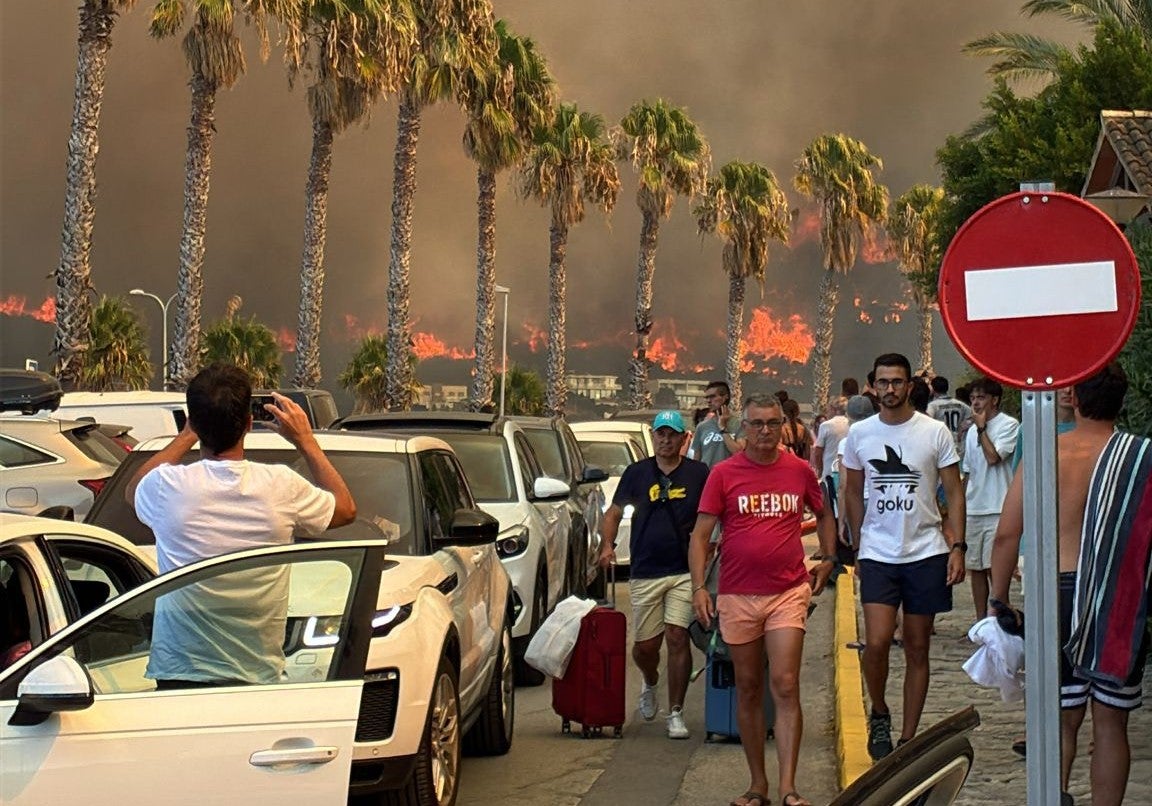 Directo incendio en Zahara | «Somos optimistas, pero a esto le queda y pedimos prudencia»