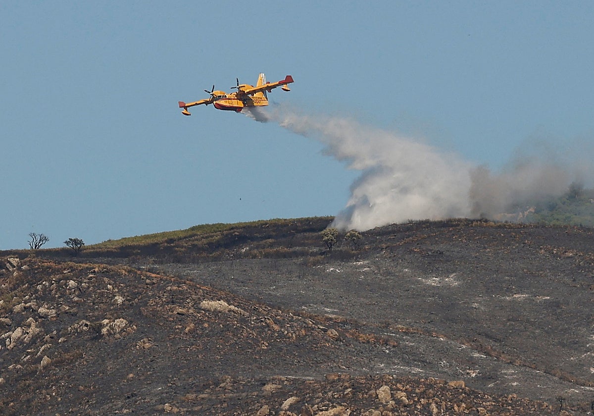 Un avión durante las labores de extinción de este martes