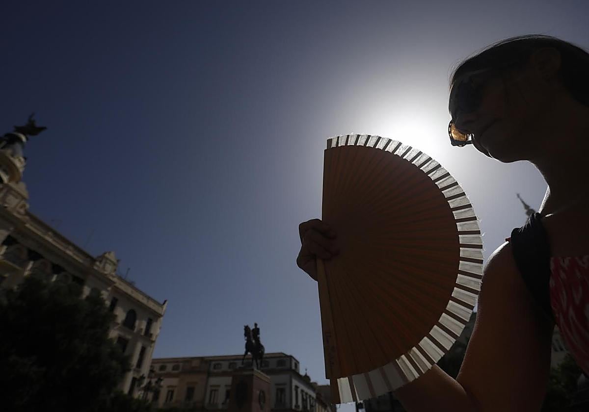 Una mujer se abanica para soportar las altas temperaturas en Córdoba