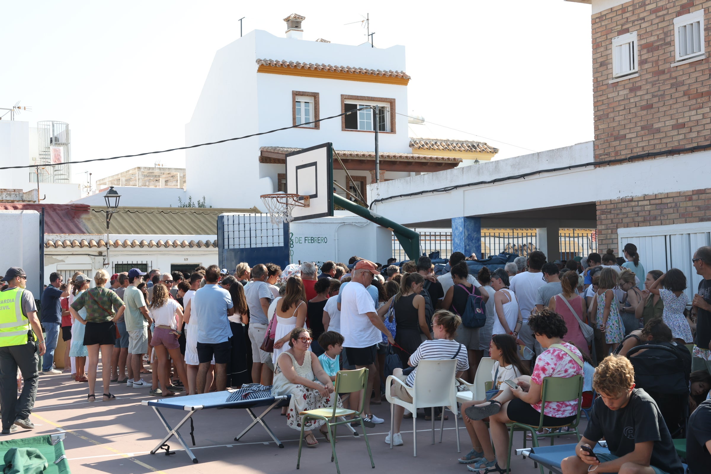 Desalojados aguardan a volver a sus casas y hoteles