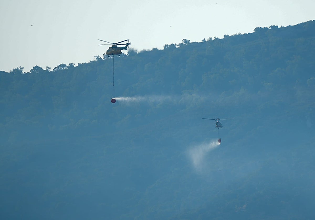 Los helicópteros atacando el fuego desde el aire