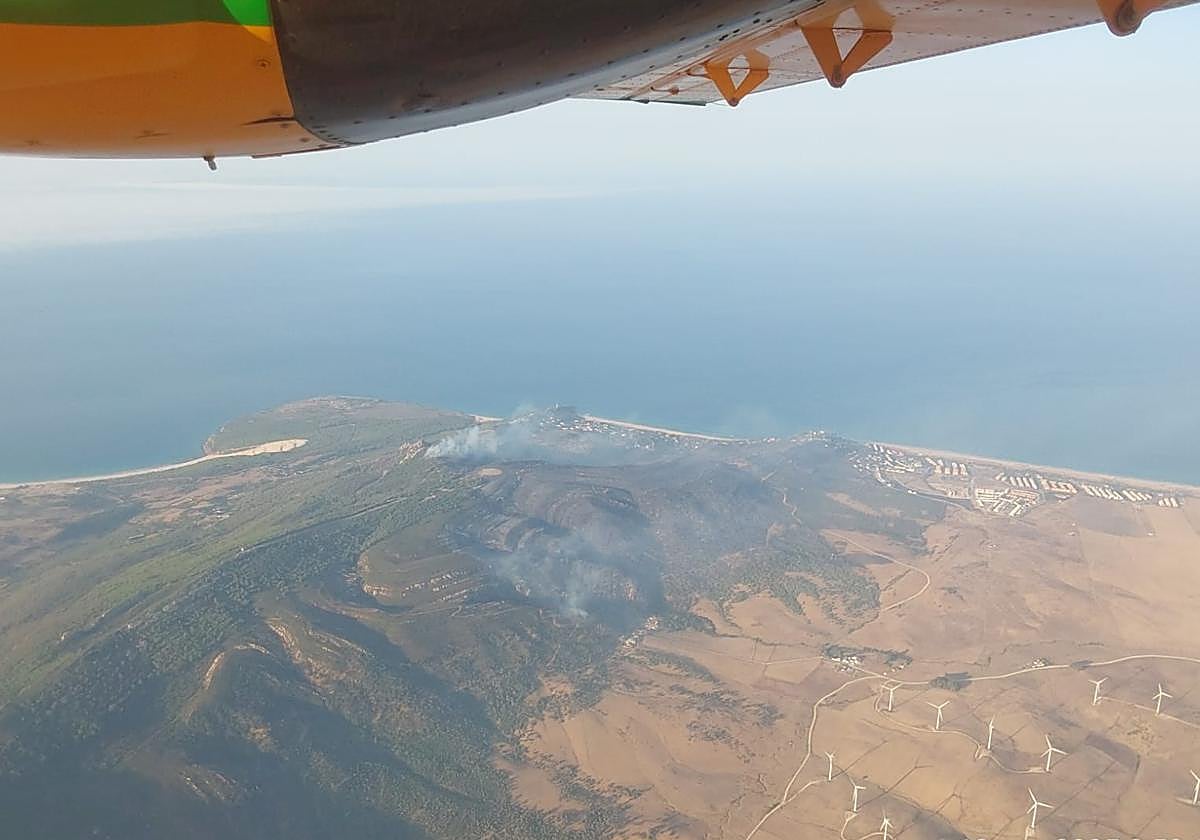 Imagen aérea de la zona del incendio en Tarifa a primera hora de la mañana de este martes