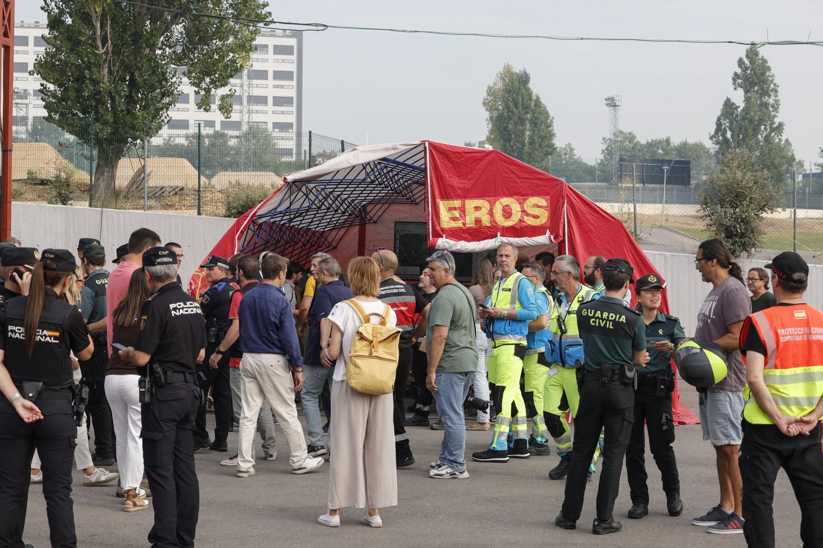 Dispositivo de los cuerpos de seguridad a disposición de los vecinos mientras continúan las labores de extinción del incendio en Tres Cantos
