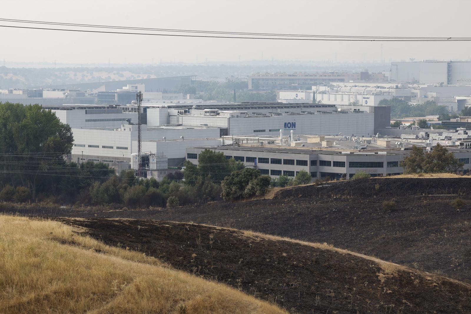Laboratorios Normon, a cuyas puertas ha quedado el incendio que desde ayer afecta a la localidad de Tres Cantos,