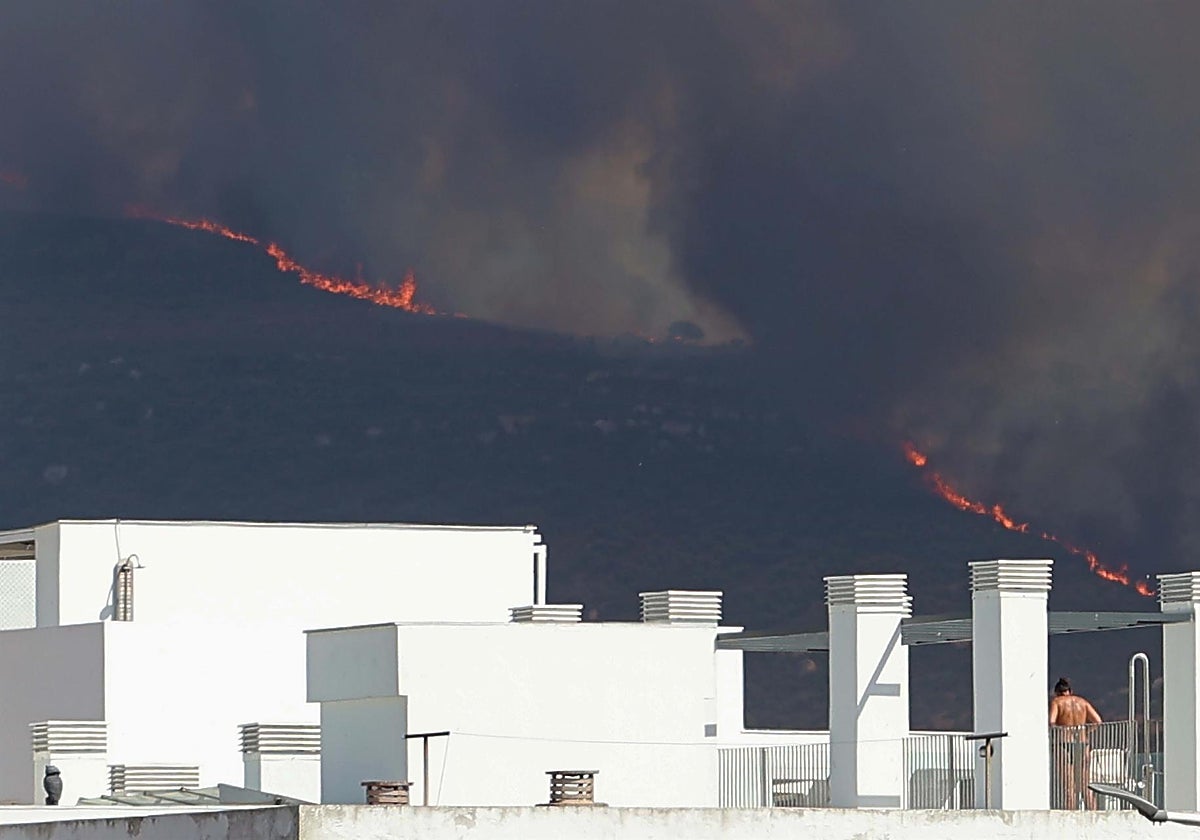 Incendio declarado en el paraje Sierra de la Plata, en Tarifa
