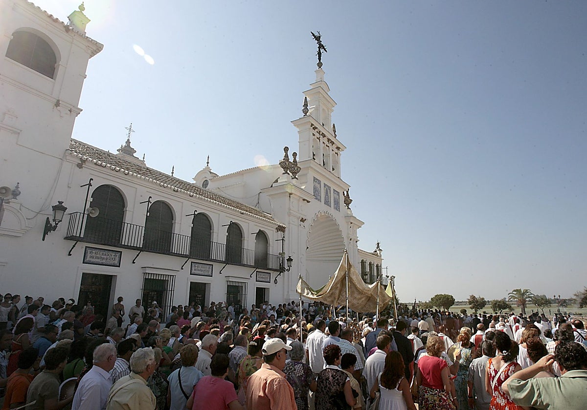 Procesión eucarística en el Rocío Chico